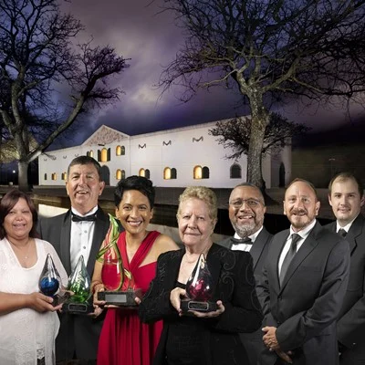 SUID-AFRIKAANSE WYNBEDRYF HULDIG PIONIERS